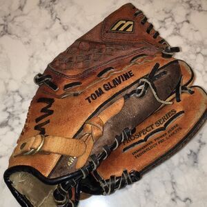 Vintage Tom Glavine 10.75” inch baseball glove